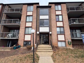 Building Photo - Sun-filled 1 Bed 1 Bath Condo With Balcony In Hawthorne Village