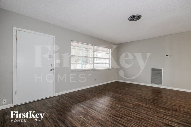 Building Photo - 130 Davison Ave N