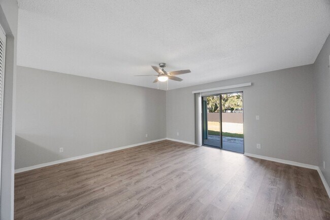 Building Photo - Newly Renovated 2 bedroom 2 bath within wa...