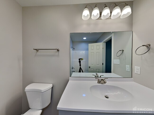 Building Photo - 2425 Saluda Dr
