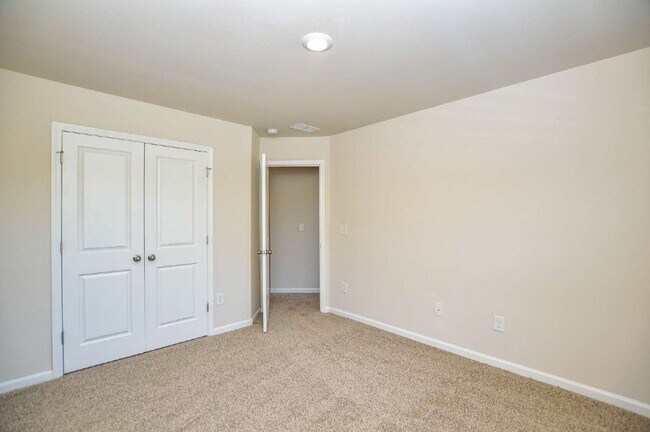 Building Photo - Easy Tega Cay Living in a Thoughtfully Updated Townhome