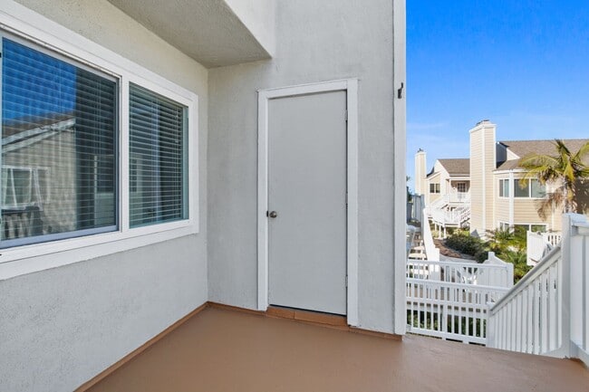 Building Photo - Ocean Views, Fully Remodeled Kitchen,Iconi...