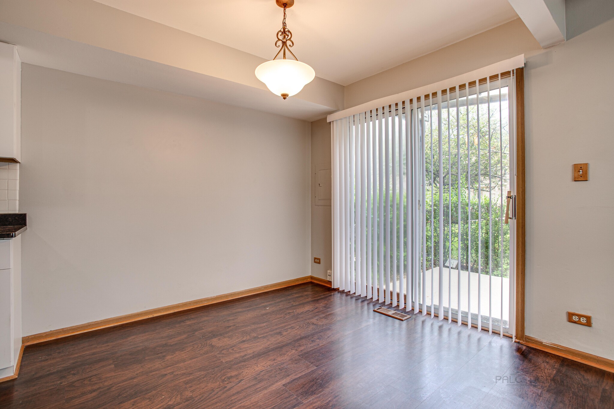 eating area/dining room - 240 Acorn Dr
