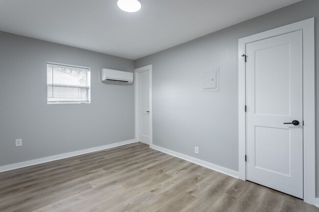 Building Photo - Renovated modern 1 bedroom, 1-bathroom apa...