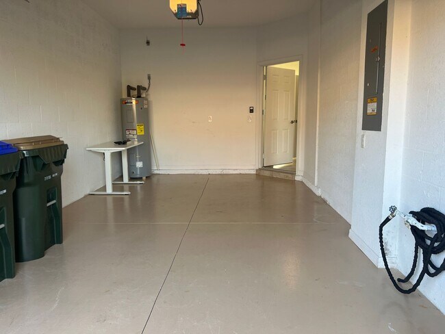 Building Photo - 3BR/2.5BA/1CG Townhome in Gran Paradiso