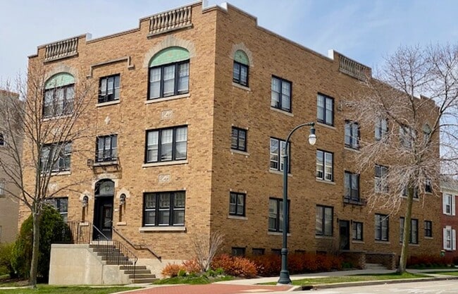 Building Photo - 1720 E Newton Apartments