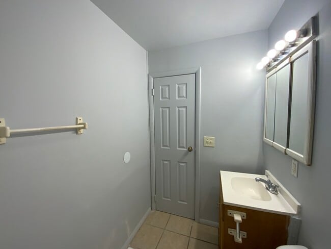 Building Photo - 807 Knollcrest Dr