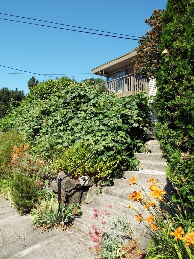 Building Photo - Queen Anne 1-Bedroom Apartment for Rent |  Pet Friendly & On-Site Laundry in Quiet 4-Unit Building