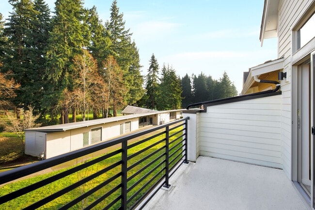 Building Photo - Bellevue spacious townhome living - 2 car garage