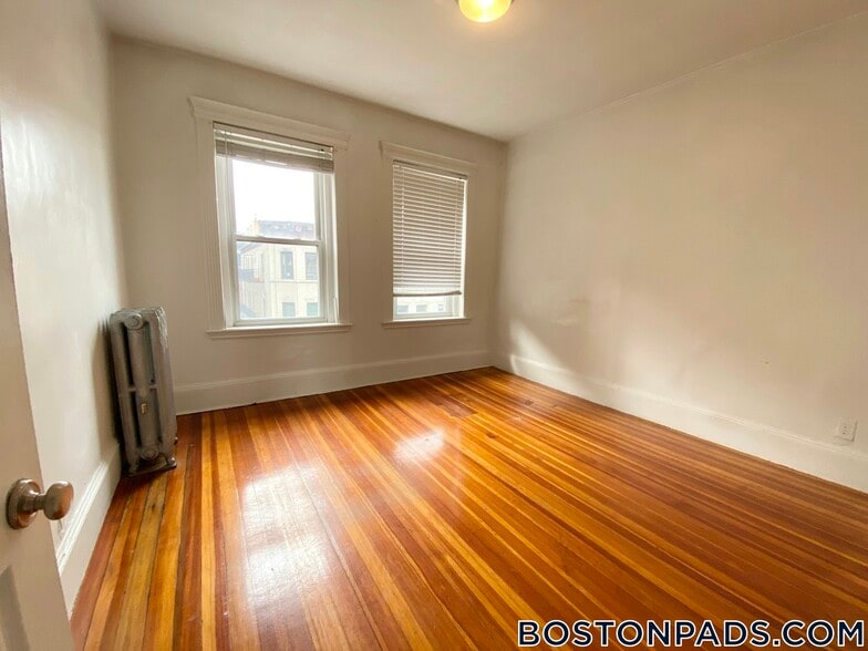 Building Photo - 64 Hemenway St