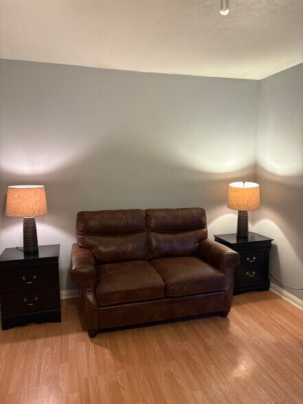 Primary Photo - 1249 W Apache Ln