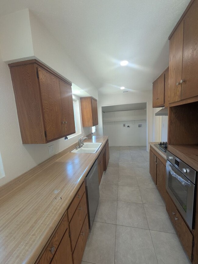 Building Photo - $$$$$$500 MOVE IN BONUS!!!!Freshly Remodel...