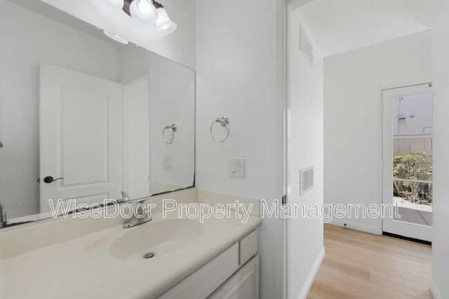 Building Photo - 1087 Waterfall Way