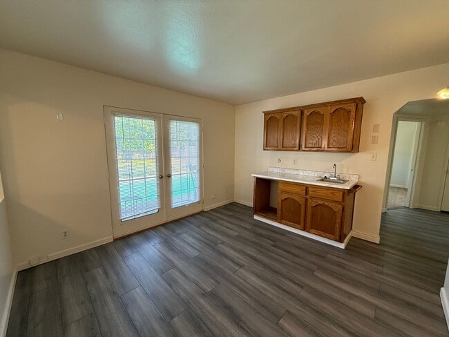Building Photo - Cozy 2 bedroom 1 bathroom with pool!