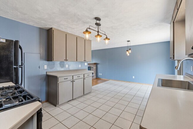 Building Photo - 6520 N Sutherlin St