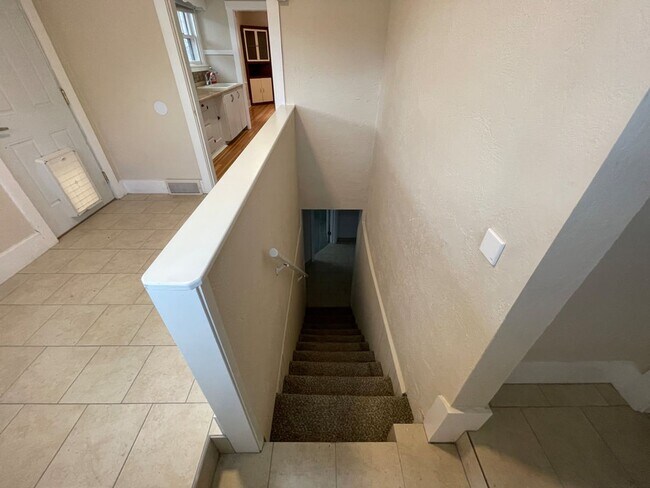 Building Photo - 6 Bedroom/2.5 Bath Home in North Fort Coll...