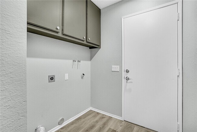 Building Photo - 1721 Viridan Ave