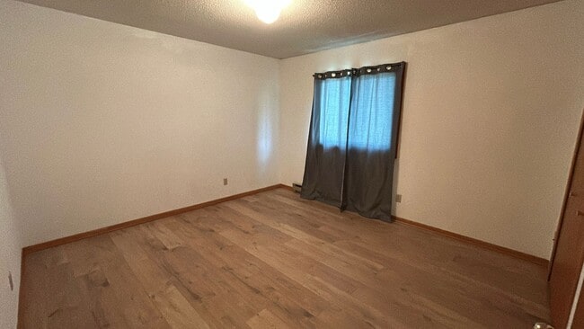 Building Photo - Now Available | 2 Bed, 1.5 Bath Townhome i...