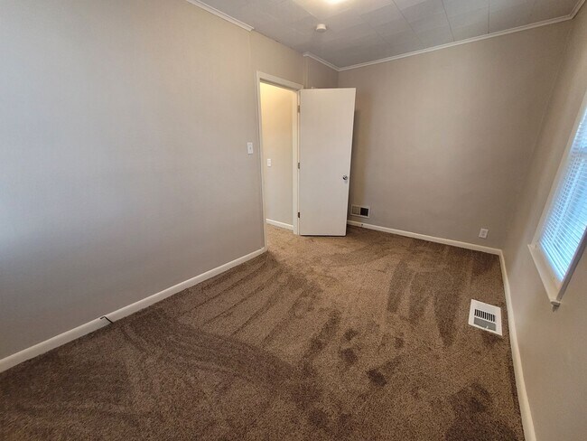 Building Photo - Pet Friendly 2 Bedroom Home with detached garage!