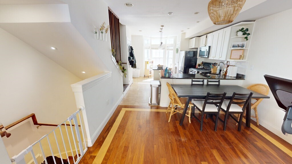 Building Photo - 272 Bowen St