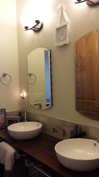 Building Photo - 375 E 13th St