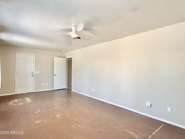 Building Photo - 731 W 12th Pl