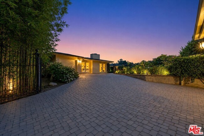 Building Photo - 1457 Claridge Dr