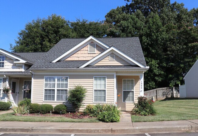 Building Photo - Light and Bright End unit 3 bdrm 2 bath to...
