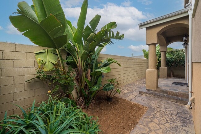 Building Photo - Spacious and Quiet Hawthorne Home!