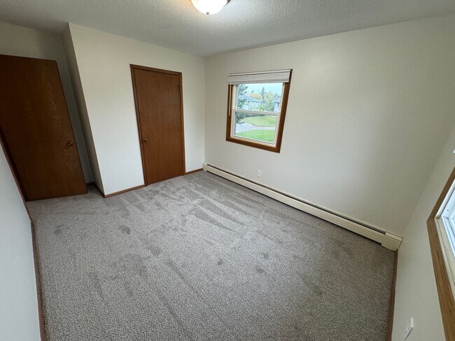 Building Photo - Renovated 2-bedroom 1-bathroom