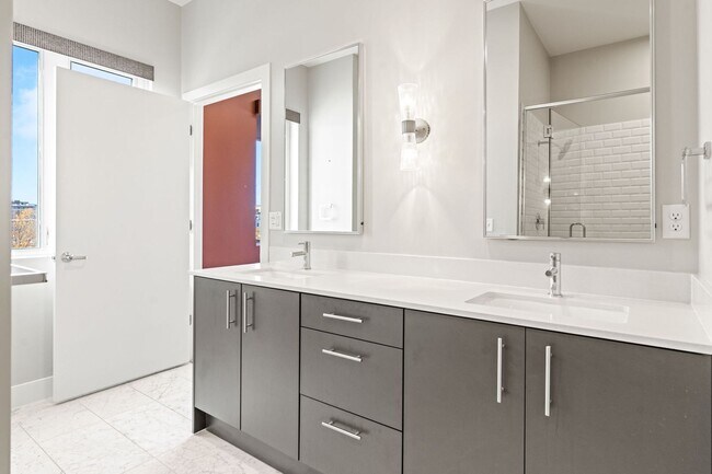 Building Photo - Beautiful 2 Bedroom 2 Bath Condo in the Heart of Rino District!