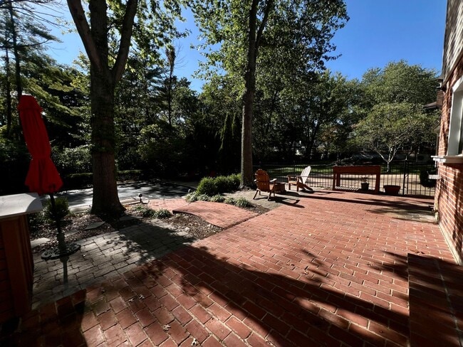 Building Photo - 1685 Lochcrest Dr