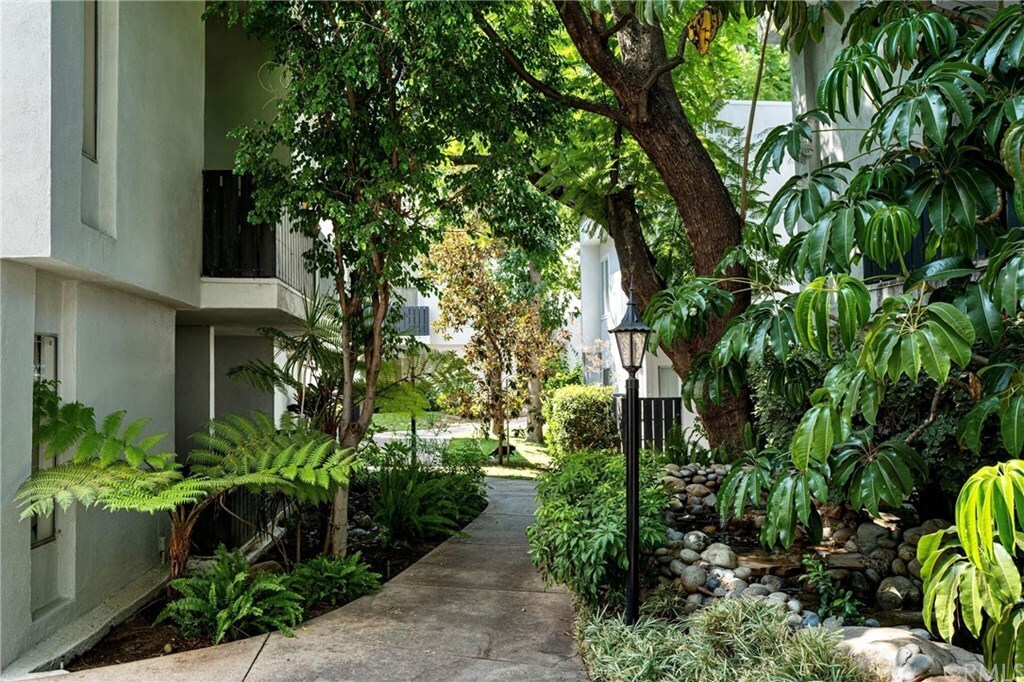 Walkway - 18645 Hatteras St