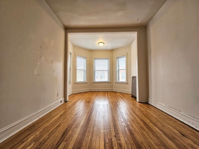 Building Photo - 709 W Cornelia Ave