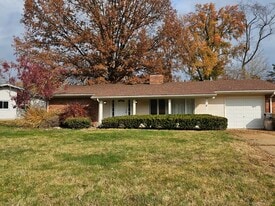 Great home in safe family neighborhoodving room dining room combo and separate den - 12579 Merrick Dr