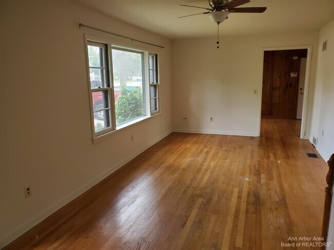 Building Photo - 2554 Crystal Dr