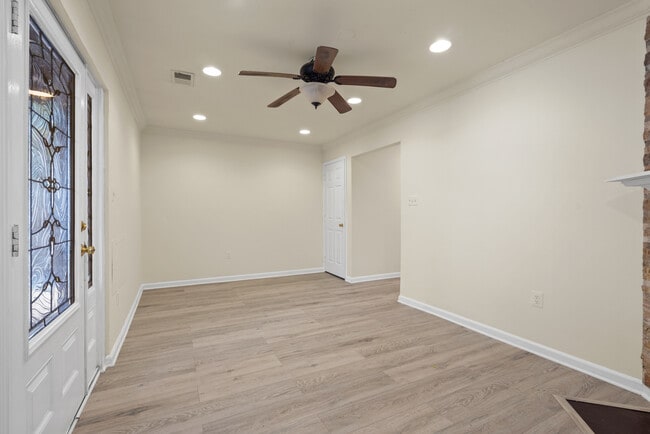 Building Photo - 7417 Wilma Ln