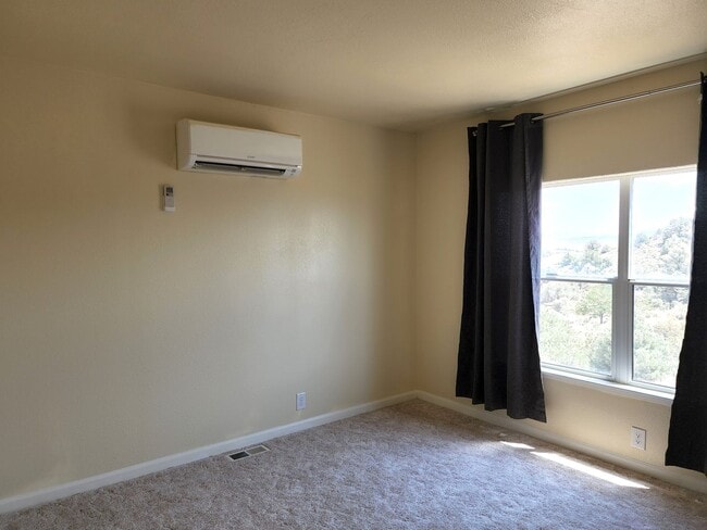 Building Photo - Large manufactured home in Topaz Ranch Estates