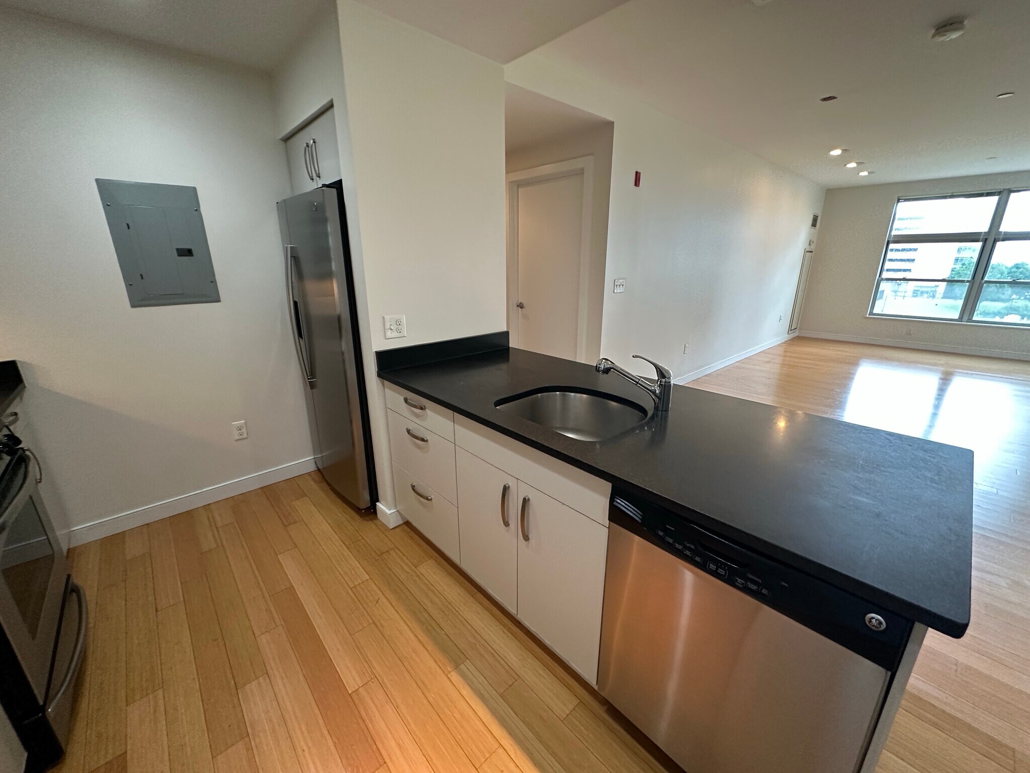 Building Photo - 609 Albany St