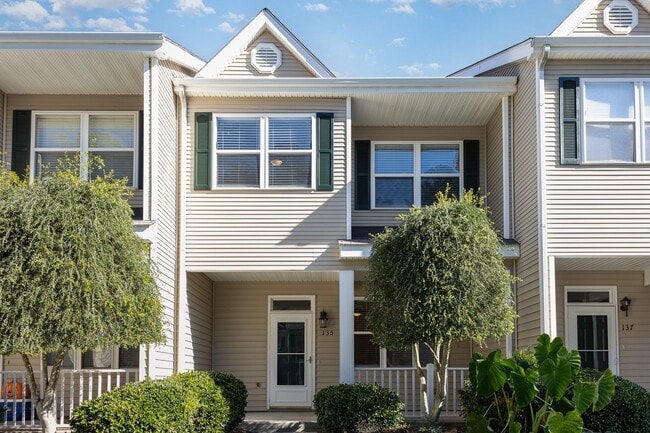 Primary Photo - Newly Updated Townhome with Minutes Walk t...