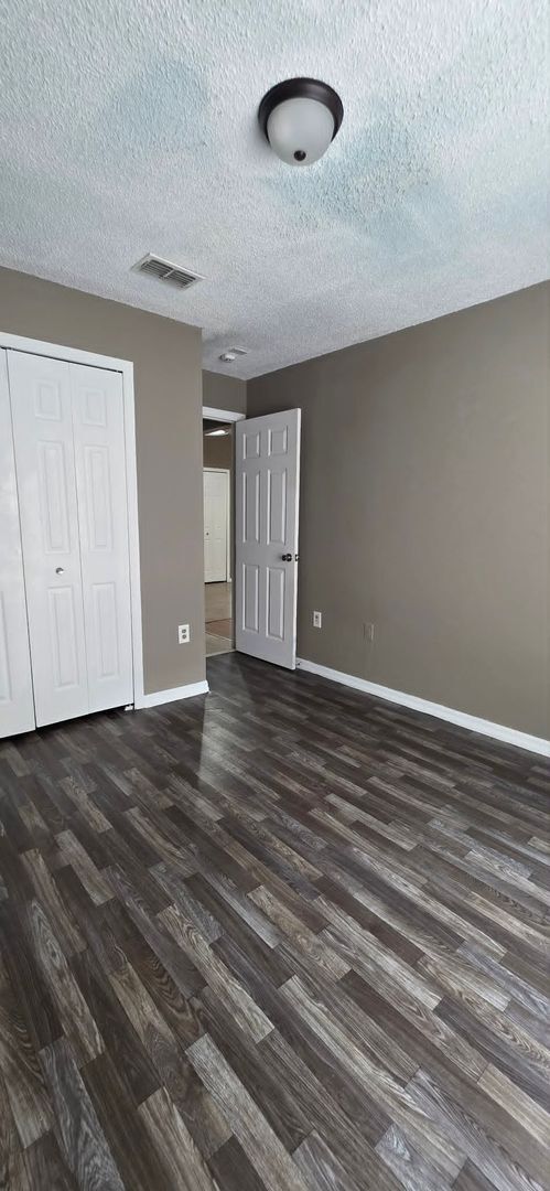 Building Photo - Spacious 3BR Home with Florida Room & Fenced Backyard