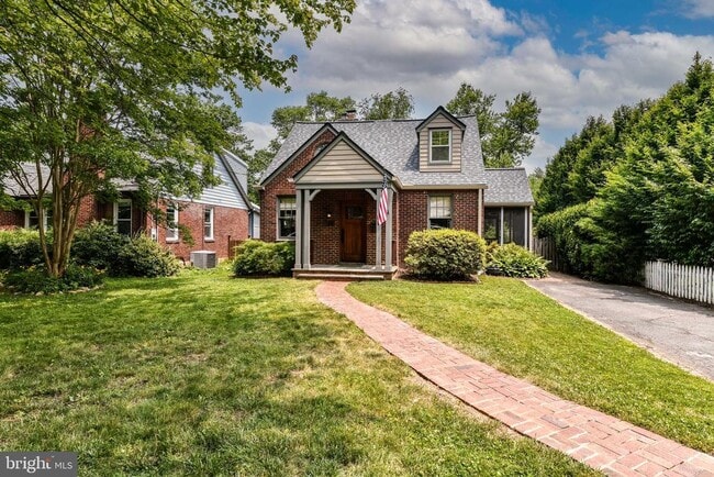 Building Photo - 904 Park Ave