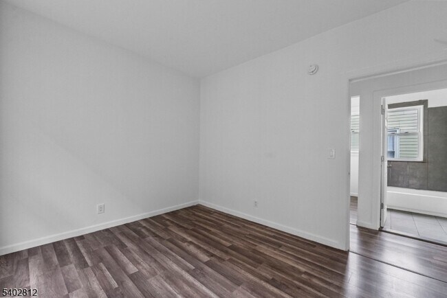 Building Photo - 268 Leslie St