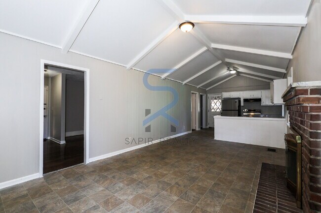 Building Photo - 5425 Skyview Dr SW