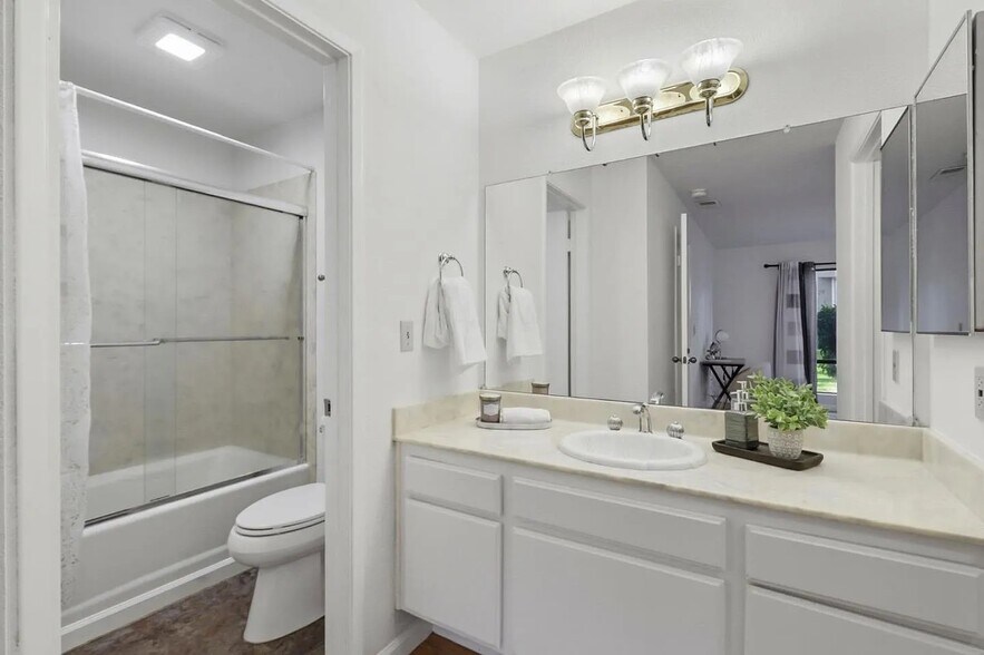 Master bathroom - 1661 Braddock Ct