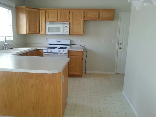 Building Photo - HALF OFF FIRST MONTHS RENT-Beautiful 3 bed...