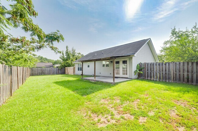 Building Photo - Move-In Ready 3-Bedroom Home with Fenced Backyard in Guyton!