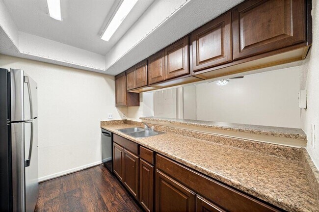Building Photo - 2818 S Bartell Dr