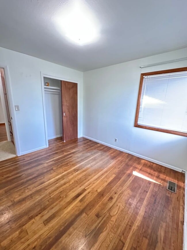 Building Photo - COMING SOON! - 3 Bed 1 Bath Home