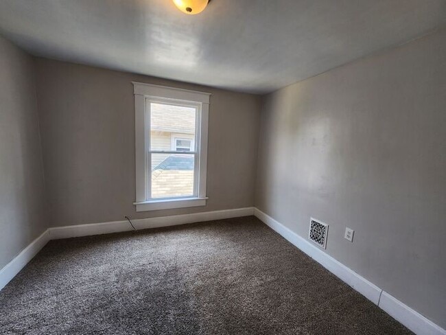 Building Photo - 5 Bedrooms 1.5 Bath on the Northeast side ...
